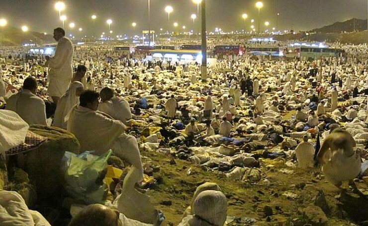 Pilgrims spending the night in Muzdalifah سادساً: المبيت بمزدلفة ورمي جمرة العقبة 